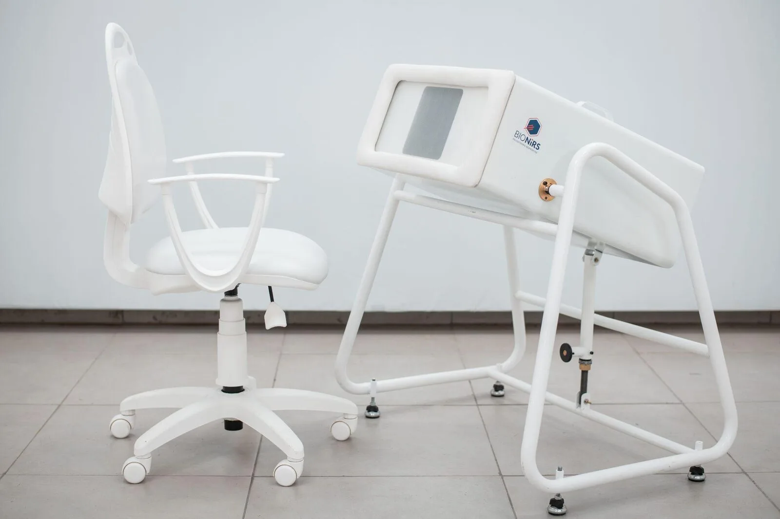Prototipo clínico de MamoRef junto a la silla de posicionamiento de la paciente